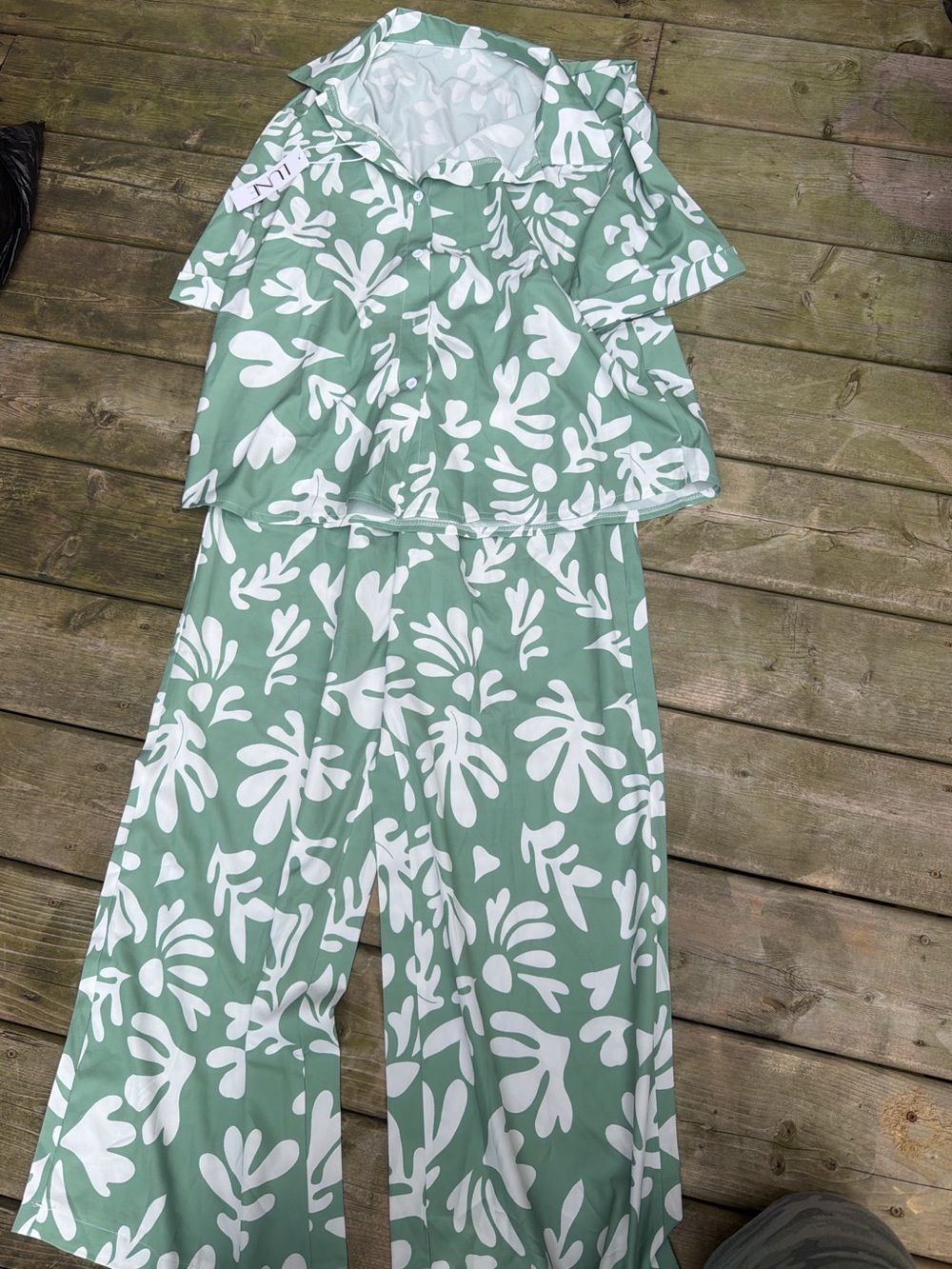 LUNE Women’s Size L Green White Tropical Print 2 Piece Shirt Pants Set